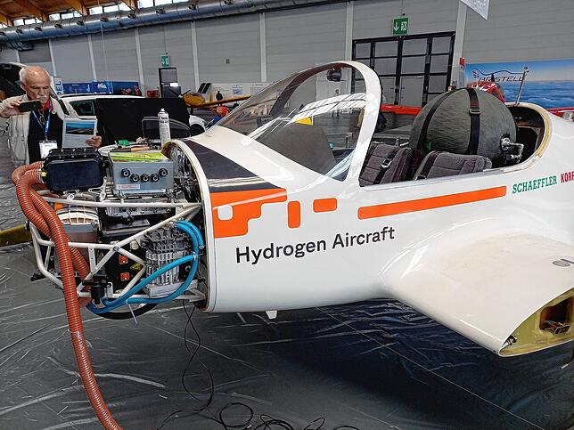 Brennstoffzellen-Flugzeug der Uni Würzburg. Hinten im Cockpit ist der Wasserstofftank zu sehen. 6 Kilo reichen für 800 Kilometer ...