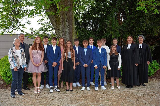 Konfirmationsgottesdienst am Samstag, 6. Mai, 14 Uhr in der ChristuskircheAuf dem Foto zu sehen (von links nach rechts): Vordere Reihe: ...