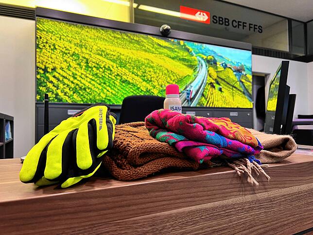 Handschuhe, Schals und auch Deos liegen haufenweise im Fundbüro der SBB Deutschland. Das Fundbüro ist im Kundencenter im Bahnhof Konstanz.