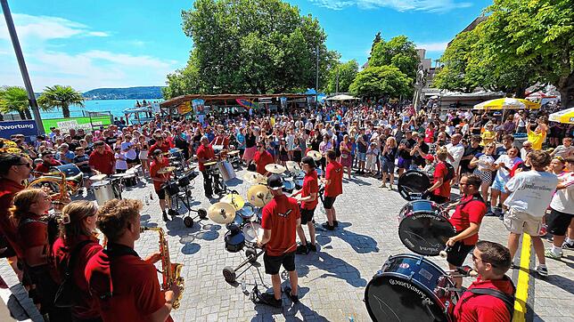 So viel los war auf dem Promenadenfest, hier ein Bild der Guggevamps auf dem Landungsplatz. 21 Vereine wirkten an dem Fest mit.