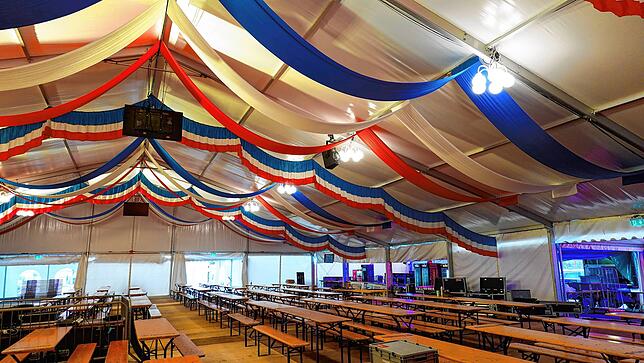 Blick ins neue Festzelt. Hier werden alle Besucher ganz zentral mit Essen und Trinken versorgt.