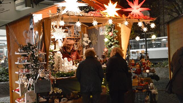 40 Stände locken zum Bummel über den Weihnachtsmarkt in Rheinfelden.