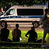 Einsatzwagen der Polizei stehen in der Stuttgarter Innenstadt nahe dem Eckensee. Nach den Krawallen des letzten Wochenendes ist die ...