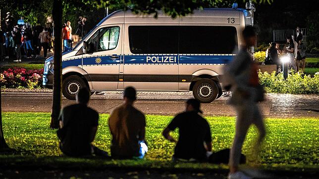 Einsatzwagen der Polizei stehen in der Stuttgarter Innenstadt nahe dem Eckensee. Nach den Krawallen des letzten Wochenendes ist die ...