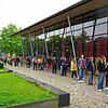 Bereits um sieben Uhr morgens soll sich die erste kurze Schlange vor der Villinger Tonhalle gebildet haben, war von den Wartenden zu hören.