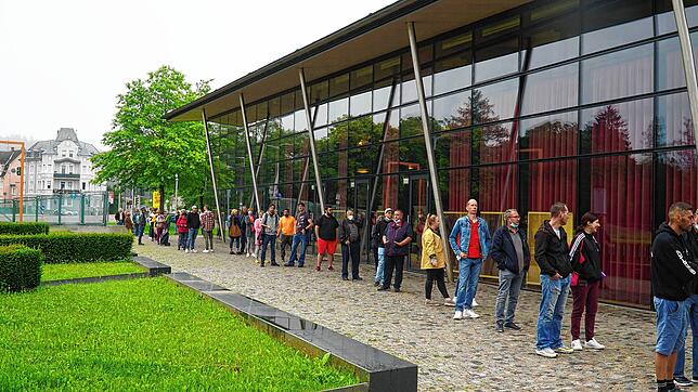 Bereits um sieben Uhr morgens soll sich die erste kurze Schlange vor der Villinger Tonhalle gebildet haben, war von den Wartenden zu hören.