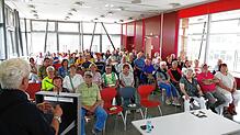 Zahlreiche Bürgerinnen und Bürger sind zur Informationsveranstaltung in die Mensa des Schulzentrums gekommen, um sich aus erster Hand ...