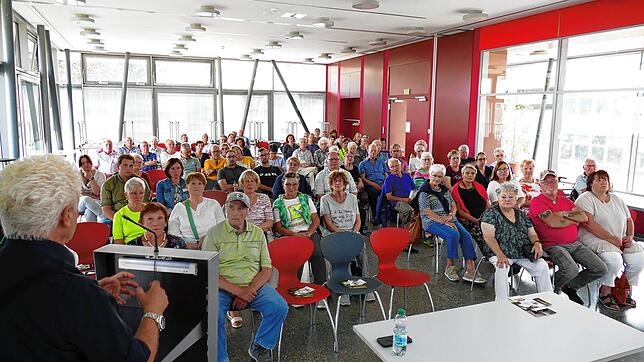 Zahlreiche Bürgerinnen und Bürger sind zur Informationsveranstaltung in die Mensa des Schulzentrums gekommen, um sich aus erster Hand ...