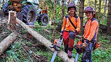 Die Waldarbeiter Marian und Alin (von links) sind derzeit im Gewann Irrleberg im Schmeiental mit der Aufarbeitung des Sturmholzes vom ...