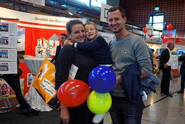Bummeln und sich informieren: Die Familie Weiß ist sogar aus Zürich nach Tiengen zur Immo gekommen.