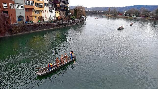 In drei Weidlingen kommen Narronen und der Salm angefahren.