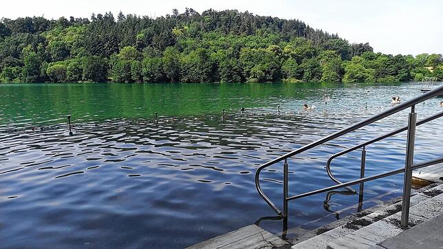 Die Treppe zum Nichtschwimmerbereich, der mit Kies aufgefüllt wurde, damit man dort stehen kann und abgegrenzt ist.