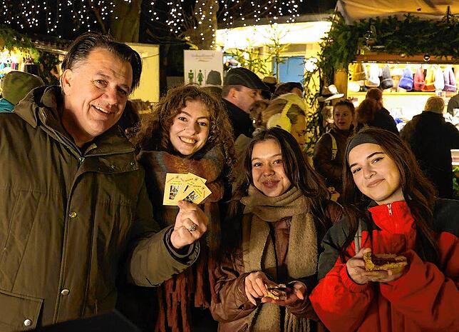 Bild 8: Hincooker auf dem Weihnachtsmarkt: Weihnachtsmann, Taschengeld vom Franz und 2000 Euro Spenden