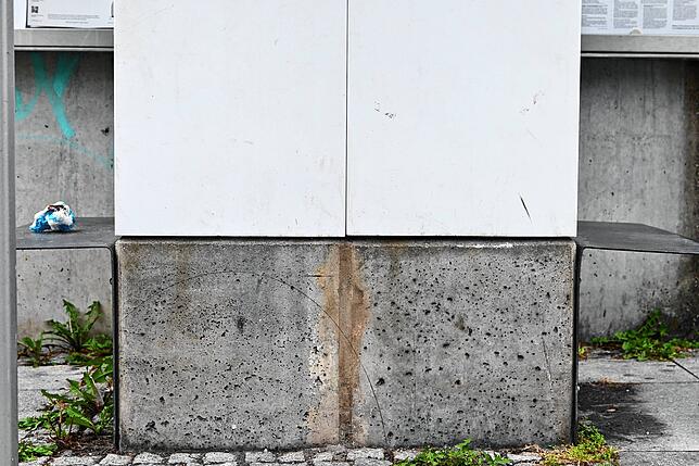 Darum geht‘s: Für die Betonsockel, auf dem die Fahrkartenautomaten stehen, ruft die DB Vertrieb 7000 Euro für den ersten und 3000 Euro ...