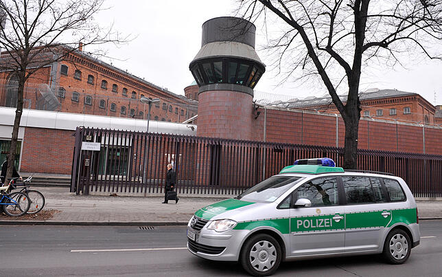 Justizvollzugsanstal Moabit Ein Polizeiwagen fährt in Berlin an der Justizvollzugsanstalt Moabit vorbei.