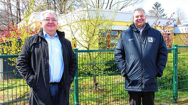 Dekan Peter Berg (links) und Bürgermeister Alexander Guhl haben über die Mitgliederversammlung des St. Vincentiusvereins berichtet, die ...