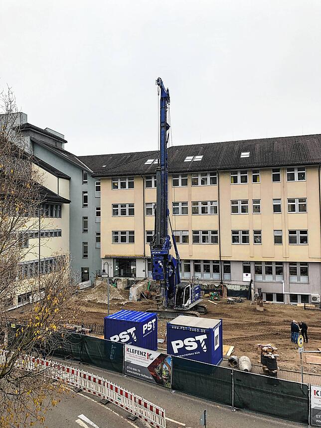 November 2020: Vor dem Klinikum Hochrhein in Waldshut rammt ein riesiger Bohrer Löcher ins Erdreich. In den Löchern werden später die ...