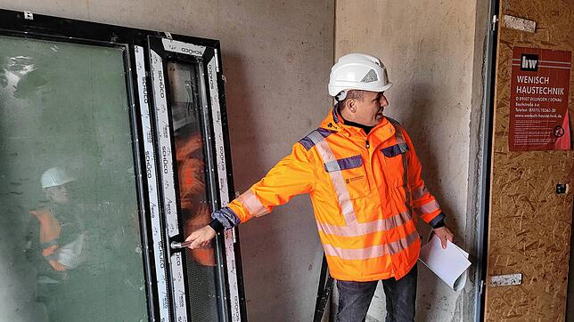 Projektleiter Fabio Tedesco demonstriert die Öffnungsweise der Fenster.