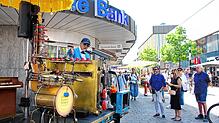 Beim Auftakt des dreimonatigen Sommerprogramms in der Singener Innenstadt bringt Peter Till die Passanten mit seinem Druckluft Orchester ...