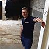 Stadt-Kommandant Maximilian Mager im Heizungskeller der Realschule: Bis hier stand das Wasser.