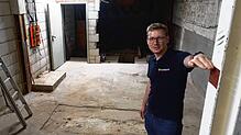 Stadt-Kommandant Maximilian Mager im Heizungskeller der Realschule: Bis hier stand das Wasser.