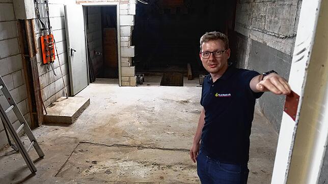 Stadt-Kommandant Maximilian Mager im Heizungskeller der Realschule: Bis hier stand das Wasser.
