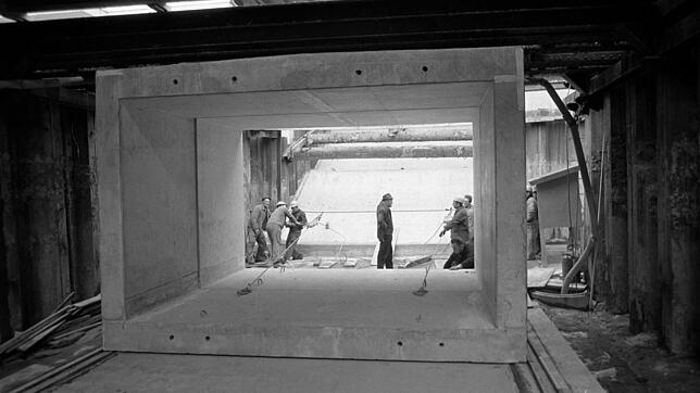 Damals war Licht am Ende des Tunnels: Unser Bild zeigt die Bauarbeiten für die Unterführung zwischen Bahnhof und See Ende der sechziger ...
