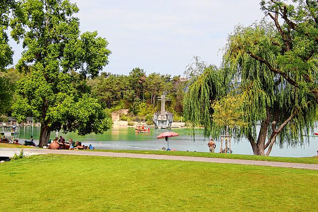 Einige Badegäste blieben und beobachteten die Maßnahmen auf und im Wasser.