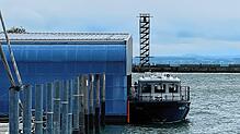 Das Zollboot Haltnau bei der Reparatur im Hafen.