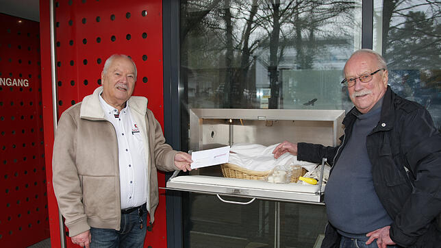 Rettung für Verzweifelte: Rudolf Babeck und Hans Teschner (von links) sind stolz, mit der Babyklappe in Singen in 15 Jahren schon neun ...