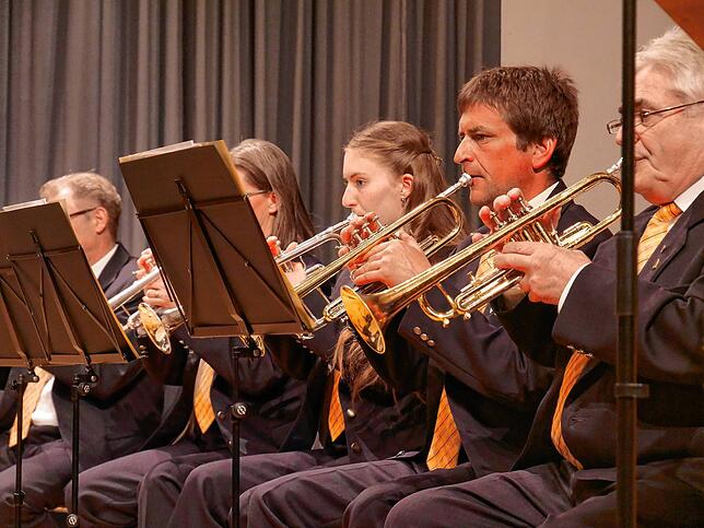 Musiker geben beim Frühlingskonzert im Bad Säckinger Kursaal alles.