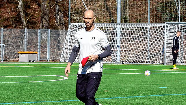 Grund zur Freude beim SV Denkingen und seinem Trainer Bahadir Livgökmen: Sie gewinnen 4:0 und bauen ihre Tabellenführung aus.