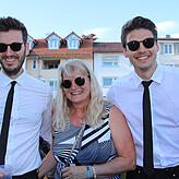 Extra aus Schweden ist Claus Rietzschel (rechts) angereist, um zusammen mit Bruder Werner und Mama Silvia das Konzert zu sehen. ...