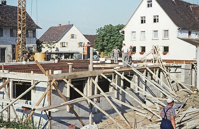 Für die neu gebildete Gesamtgemeinde Salem wurde ein neues Rathaus im Teilort Neufrach gebaut. Hinter dem Kran ist noch das alte ...