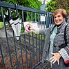 Gerlinde Schmid-Nafz steht, Trägerin der Stauffer-Medaille des Landes, steht am Eingangstor zur Landesgartenschau, das zu den ...