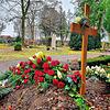 Ein Grab auf dem Hauptfriedhof in Friedrichshafen. Viele Beerdigungen finden derzeit nur im engsten Familien- und Freundeskreis statt.