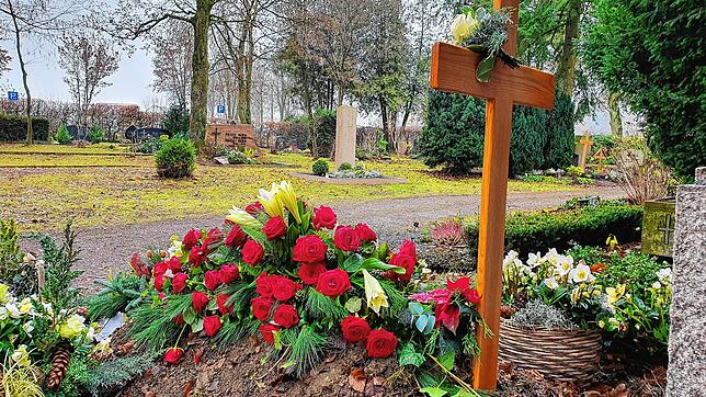 Ein Grab auf dem Hauptfriedhof in Friedrichshafen. Viele Beerdigungen finden derzeit nur im engsten Familien- und Freundeskreis statt.