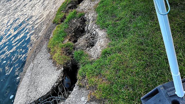 Am Hertener Loch ist die Böschung oder Umfassung der Wiese abgebrochen. Zuständig ist Energiedienst.
