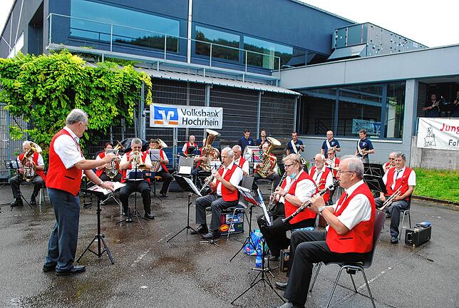 Der Musikzug St. Florian unterhält musikalisch.