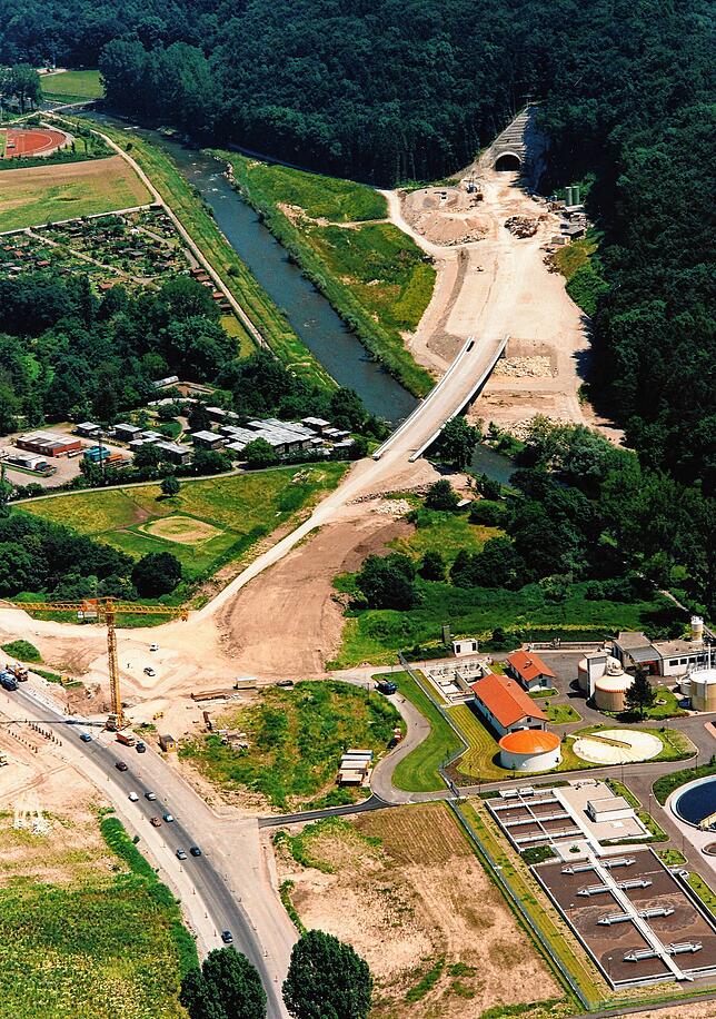 1996: Die Baustelle des Bürgerwaldtunnels aus westlicher Richtung. Im Vordergrund ist die Kläranlage Tiengen zu sehen.