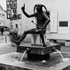 Dieses Bild, das etwa Ende der 1970er entstanden ist, zeigt den Kuony-Brunnen am Marktplatz. Seit 2001 ist der Standort des Brunnens mit ...