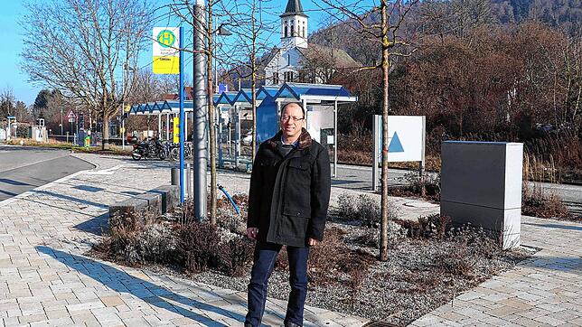 An dieser Stelle auf dem Stahringer Dorfplatz, in unmittelbarer Nähe zum Bahnhof und der Bushaltestelle, soll die öffentliche Toilette ...