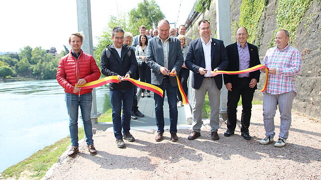 Nach dem Festakt ist der Rundwanderweg Laufenburger Acht offiziell seiner Bestimmung übergeben worden. Das Band durchgeschnitten haben ...