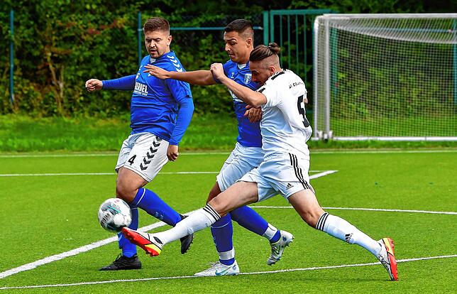 Premiere: Mit diesem Lupfer zum 1:0 gegen die SF Schliengen erzielt Lucas Jehle (vorn) seinen ersten Pflichtspiel-Treffer für den SV 08 ...