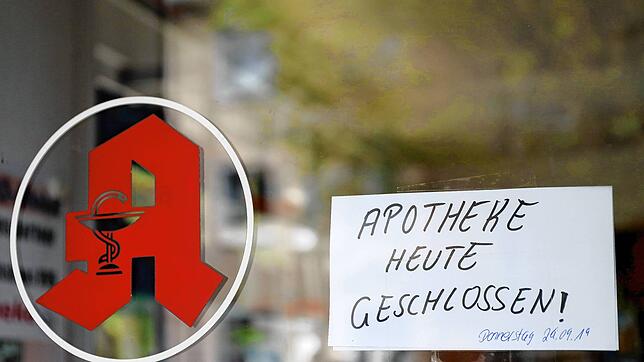 &bdquo;Apotheke heute geschlossen&ldquo;: Schilder wie hier in Köln aus dem Jahr 2019 werden auch in zwei Wochen an einigen Apotheken in ...