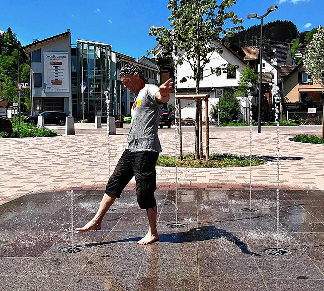 Der Brunnen in Lauterbach lädt zur Abkühlung ein.