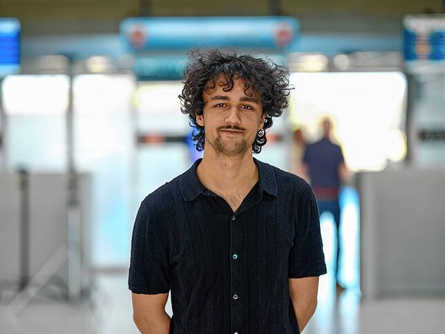 Omram Bhagchandani macht die Regie.