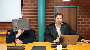 Der 55-jährige Physiotherapeut mit Praxis in Allensbach (links) ist nun rechtskräftig wegen sexuellen Missbrauchs verurteilt. Bei der ...