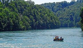 Rettungskräfte aus der Schweiz und aus Deutschland bei einer Suchaktion auf dem Rhein, östlich von Waldshut-Tiengen (Archivbild). Dieses ...