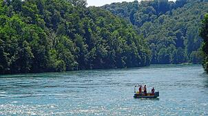 Rettungskräfte aus der Schweiz und aus Deutschland bei einer Suchaktion auf dem Rhein, östlich von Waldshut-Tiengen (Archivbild). Dieses ...